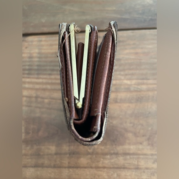 Louis Vuitton Kiss Lock Wallet - Picture 2 of 8